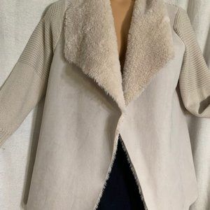 knit sweater with faux fur collar